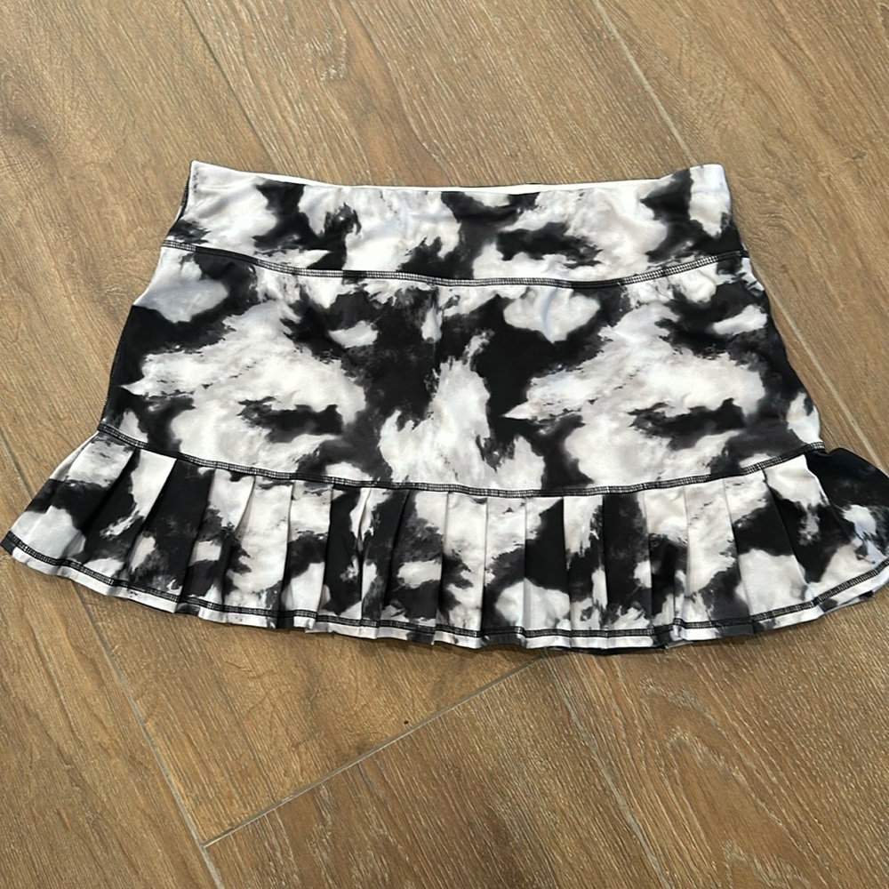 Ideology tennis skirt. Color black white. Size XL.